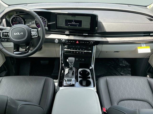Used 2024 Kia Carnival EX image 11