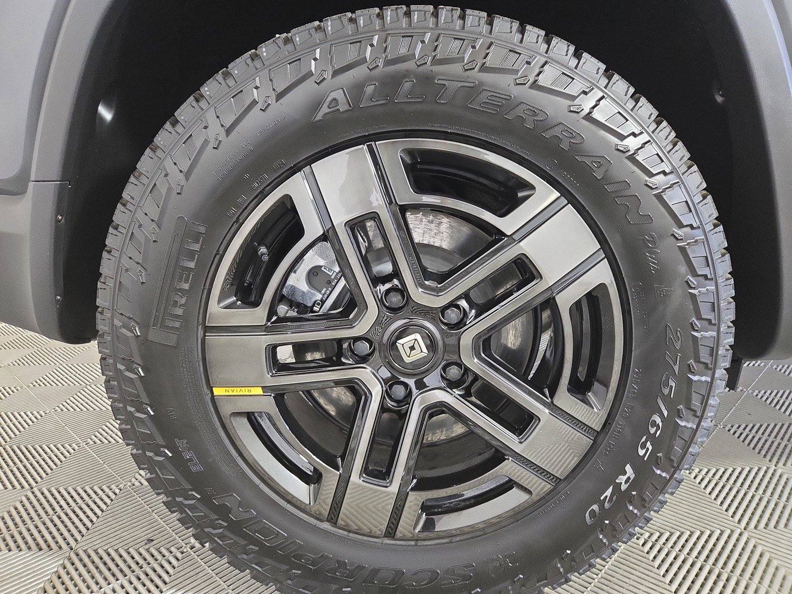 Used 2025 Rivian R1S Adventure image 12