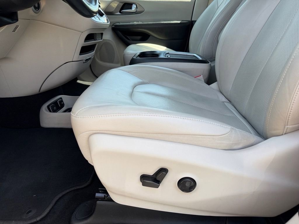 Used 2021 Chrysler Pacifica Touring-L FWD image 11
