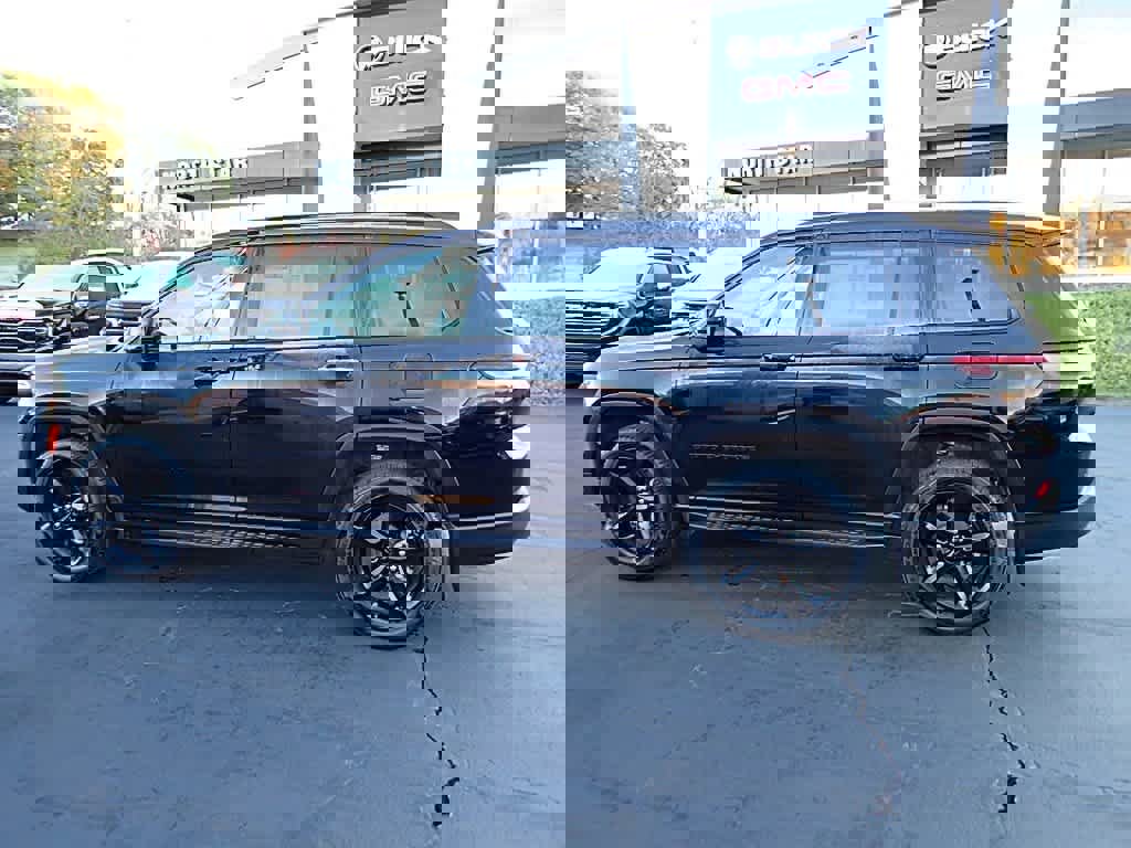 Used 2023 Jeep Grand Cherokee L Limited w/ Black Appearance Package image 2