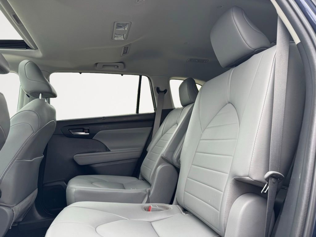 Used 2021 Toyota Highlander XLE AWD/4WD image 11