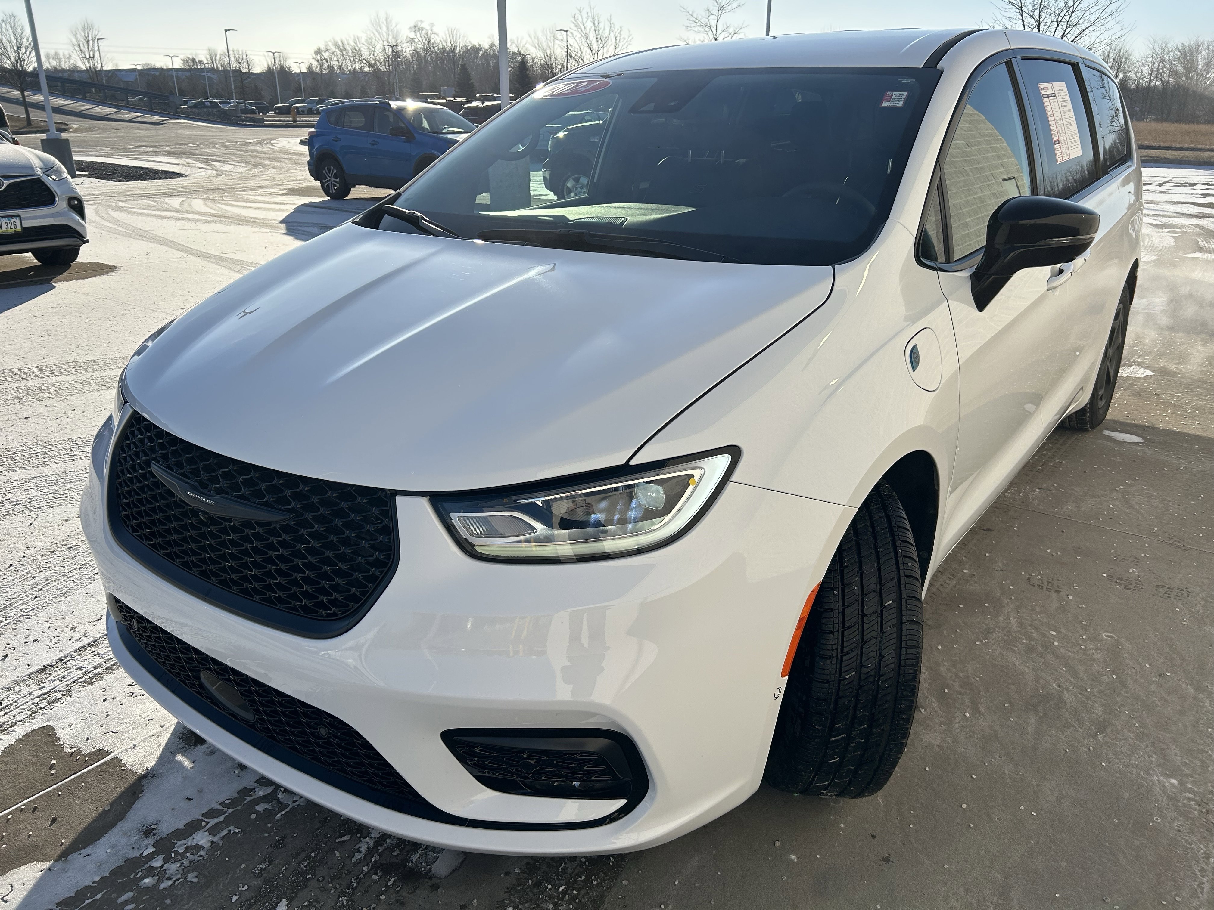 Used 2024 Chrysler Pacifica Limited image 3