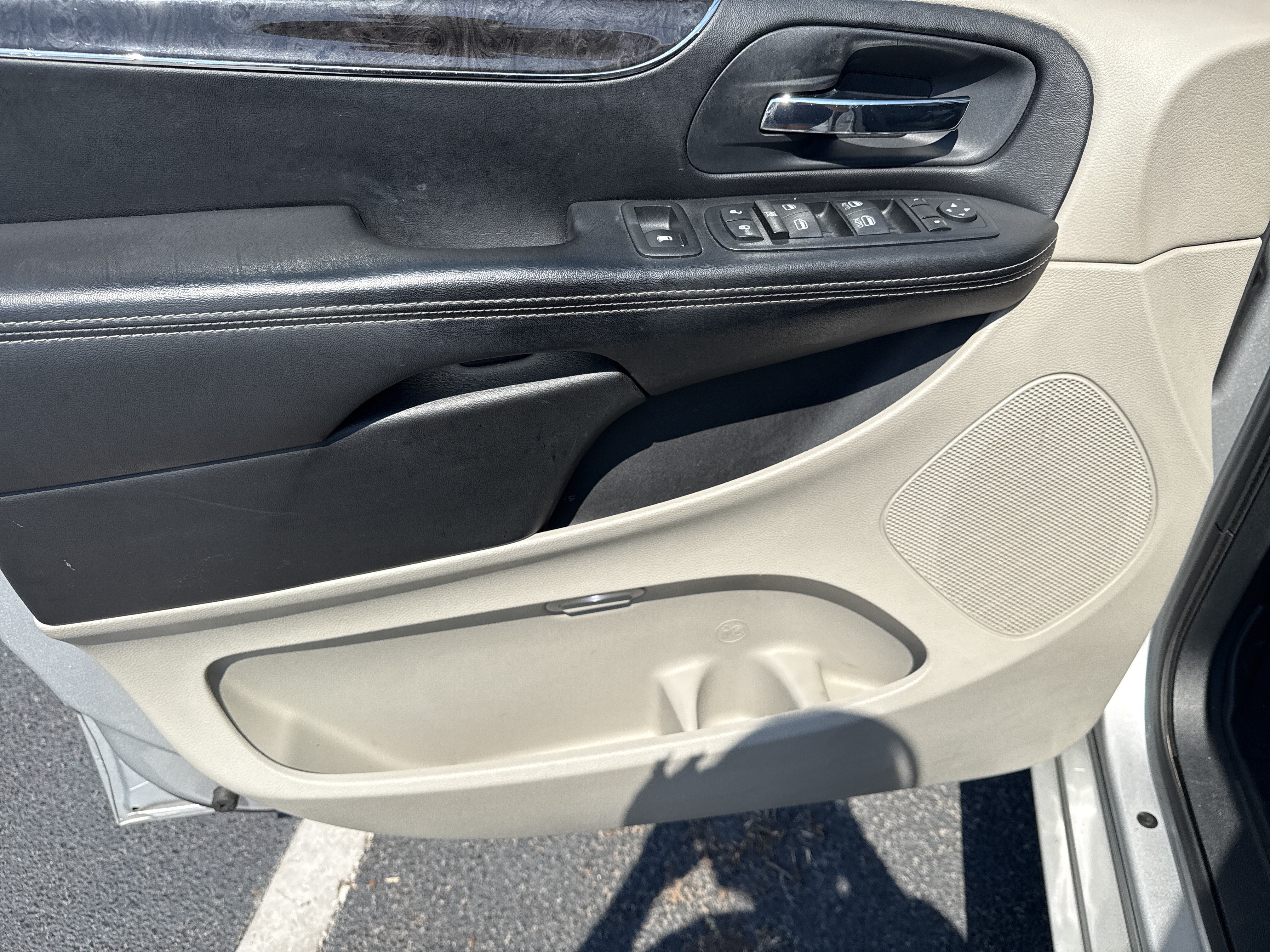Used 2011 Chrysler Town & Country Touring-L w/ Entertainment Group #2 FWD image 13