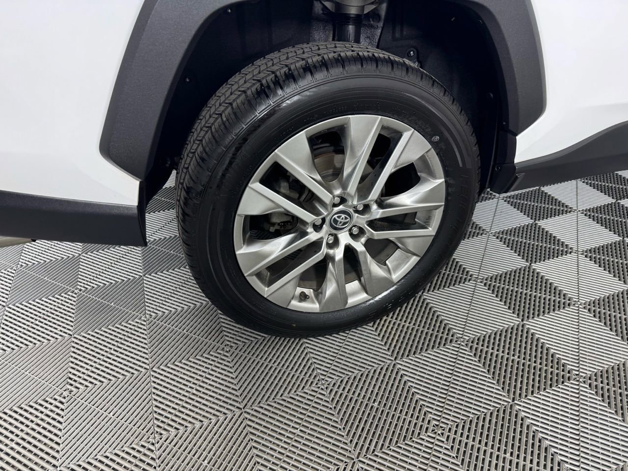 Used 2020 Toyota RAV4 XLE Premium image 33