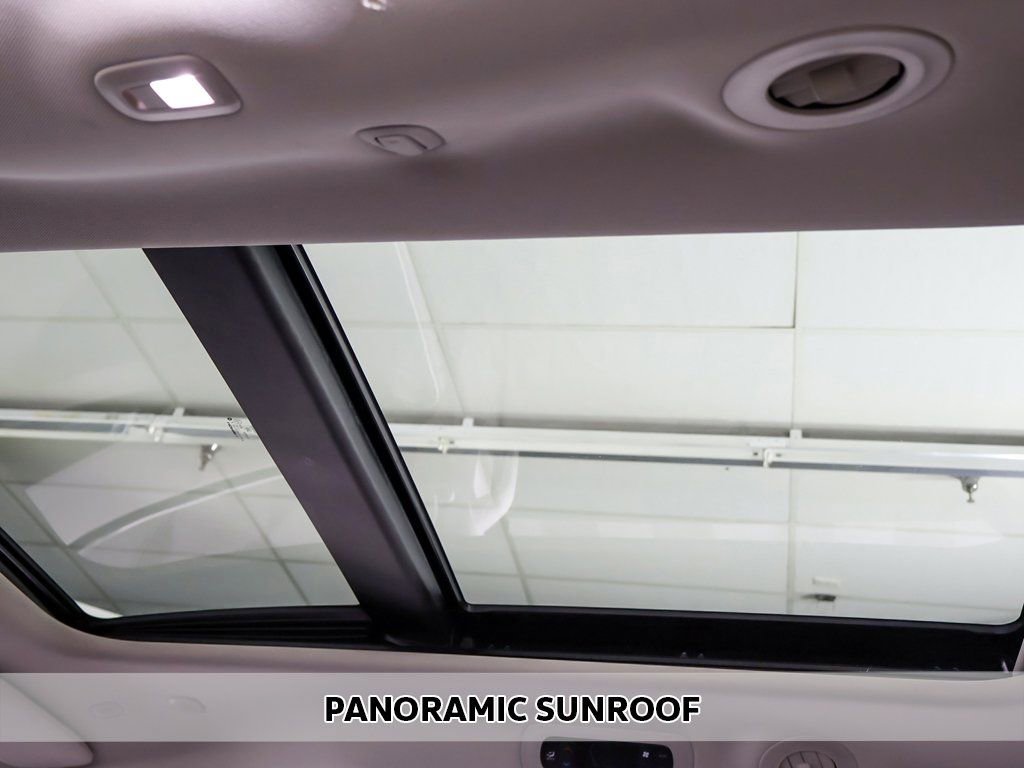 Used 2024 Chrysler Pacifica Limited image 4