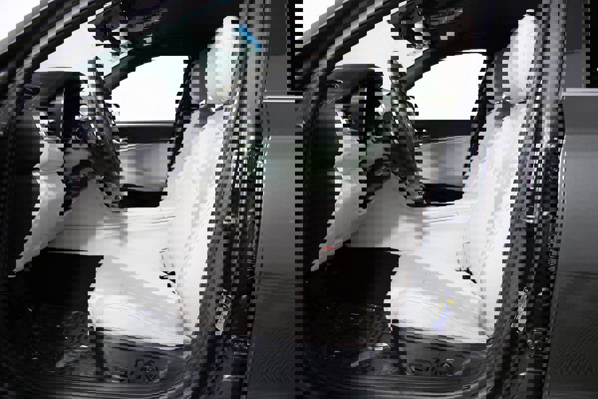 Used 2025 Genesis G70 2.5T image 8