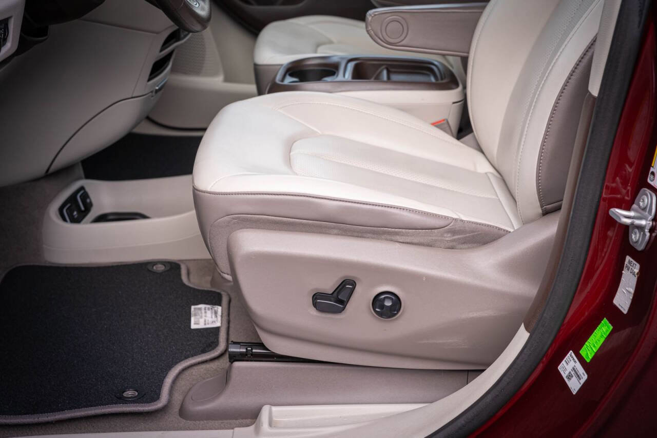 Used 2021 Chrysler Voyager Lxi image 12