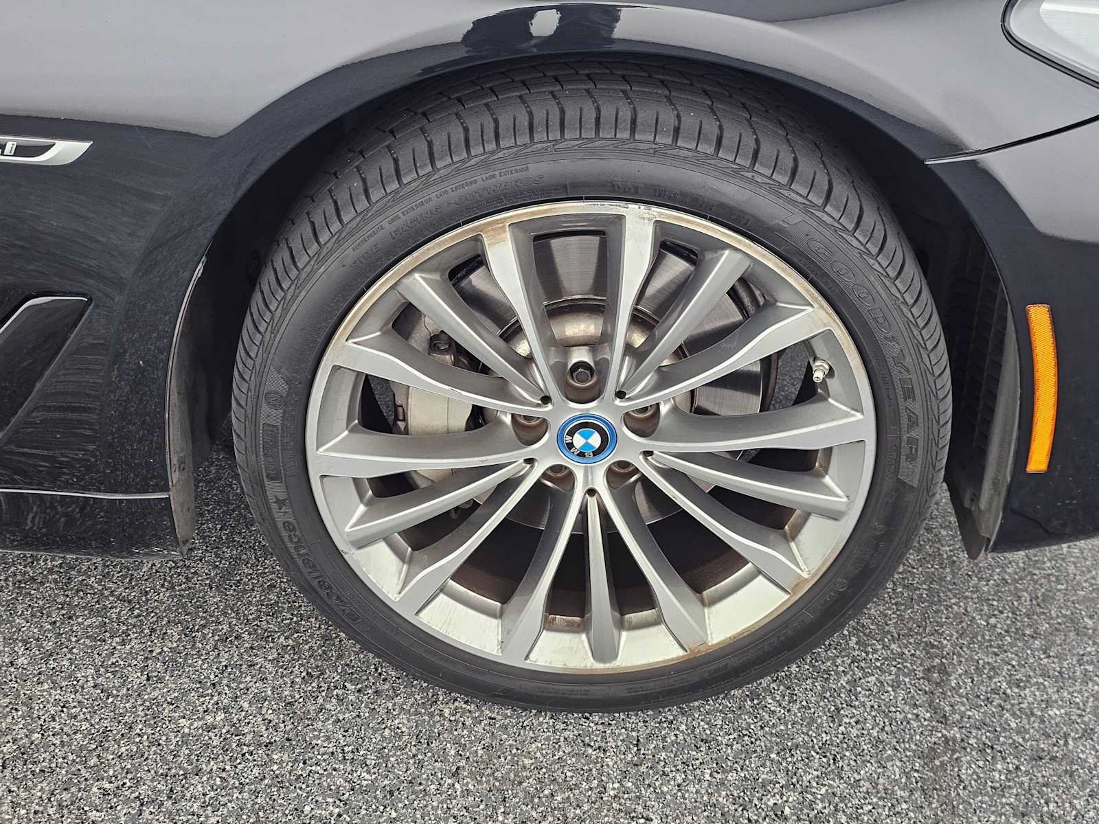 Used 2023 BMW 530e w/ Premium Package RWD image 9