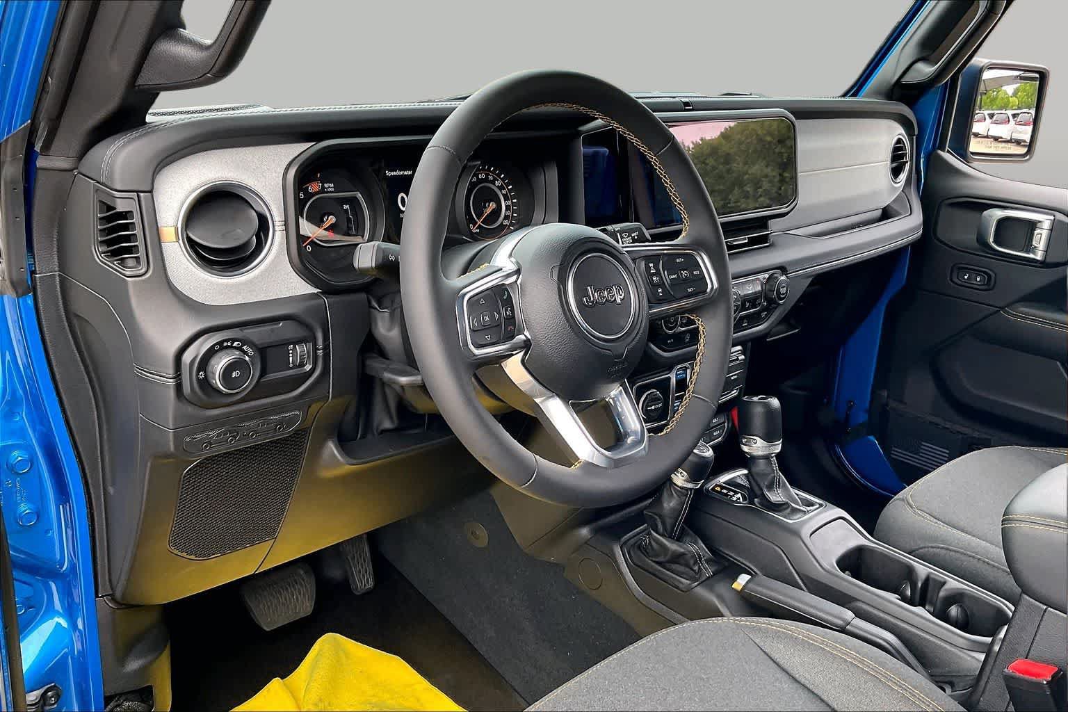 Used 2024 Jeep Wrangler Unlimited Sahara AWD/4WD image 17