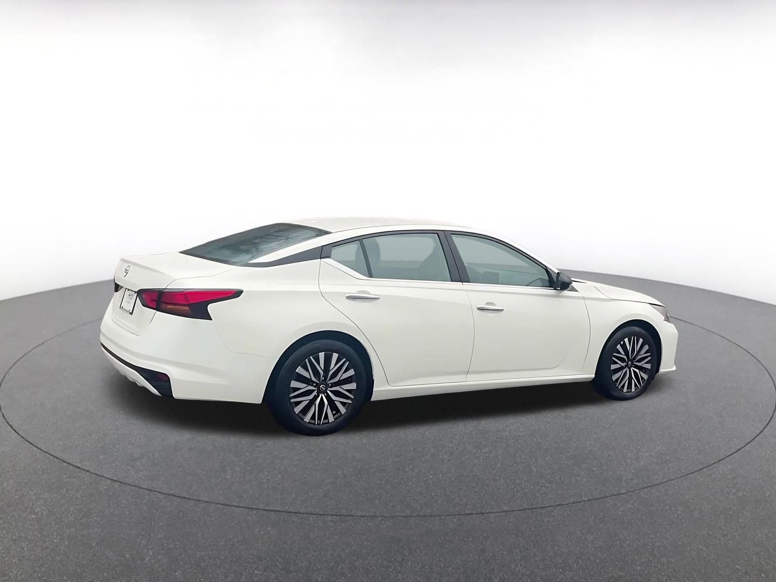 Used 2025 Nissan Altima 2.5 SV FWD image 15