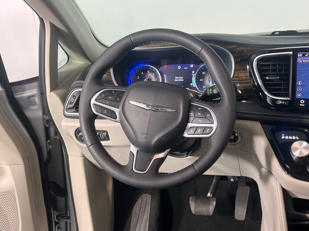 Used 2024 Chrysler Pacifica Limited image 14