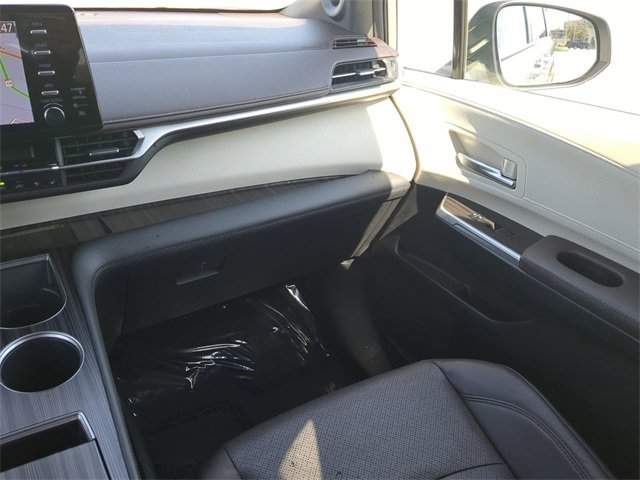 Certified 2023 Toyota Sienna Platinum image 17