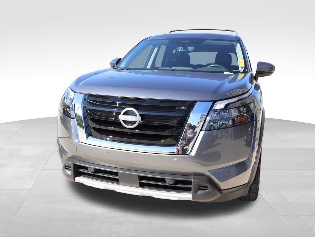 Used 2025 Nissan Pathfinder SL w/ SL Premium Package AWD/4WD image 3