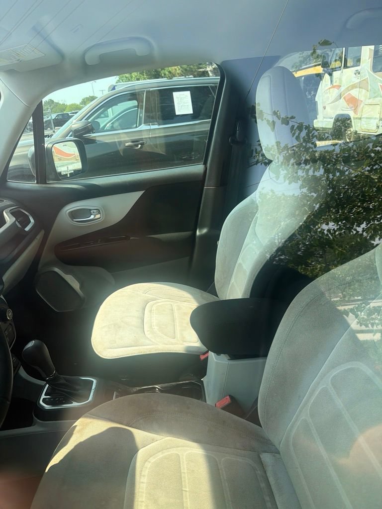 Used 2018 Jeep Renegade Latitude w/ UConnect 8.4 Nav Group FWD image 10