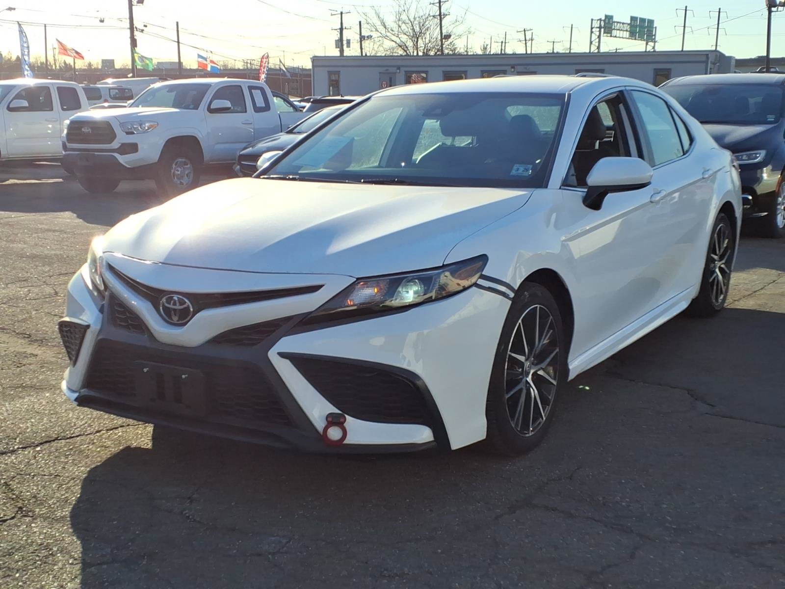 Used 2021 Toyota Camry SE FWD image 3