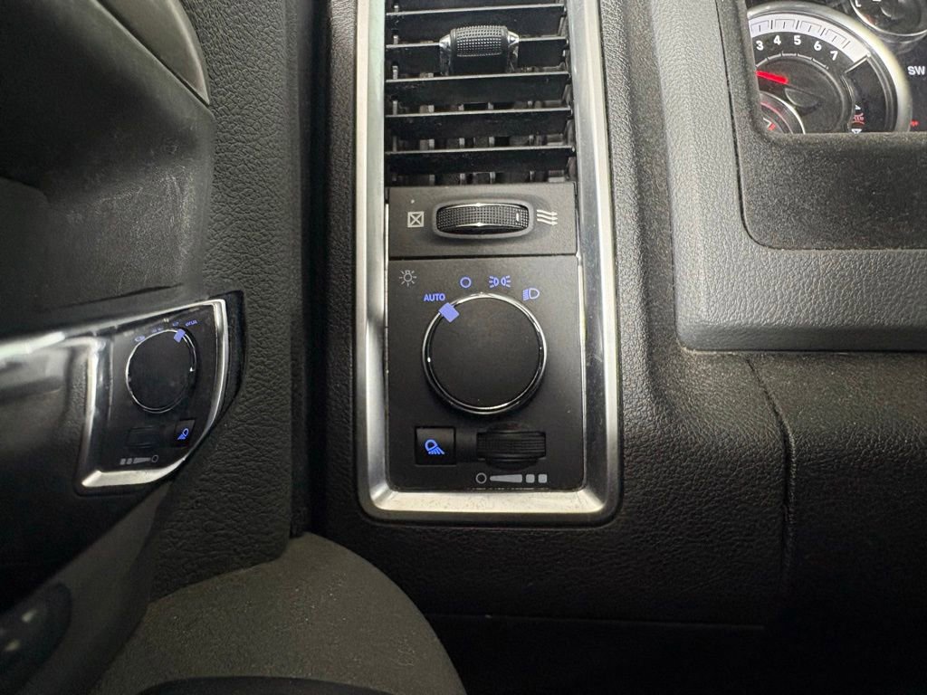 Used 2020 RAM 1500 Classic SLT w/ Luxury Group RWD image 25