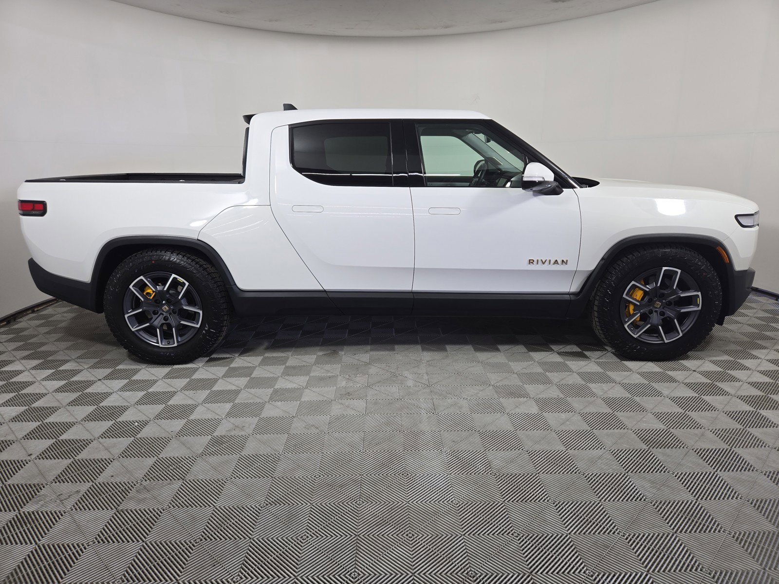 Used 2023 Rivian R1T Adventure image 6