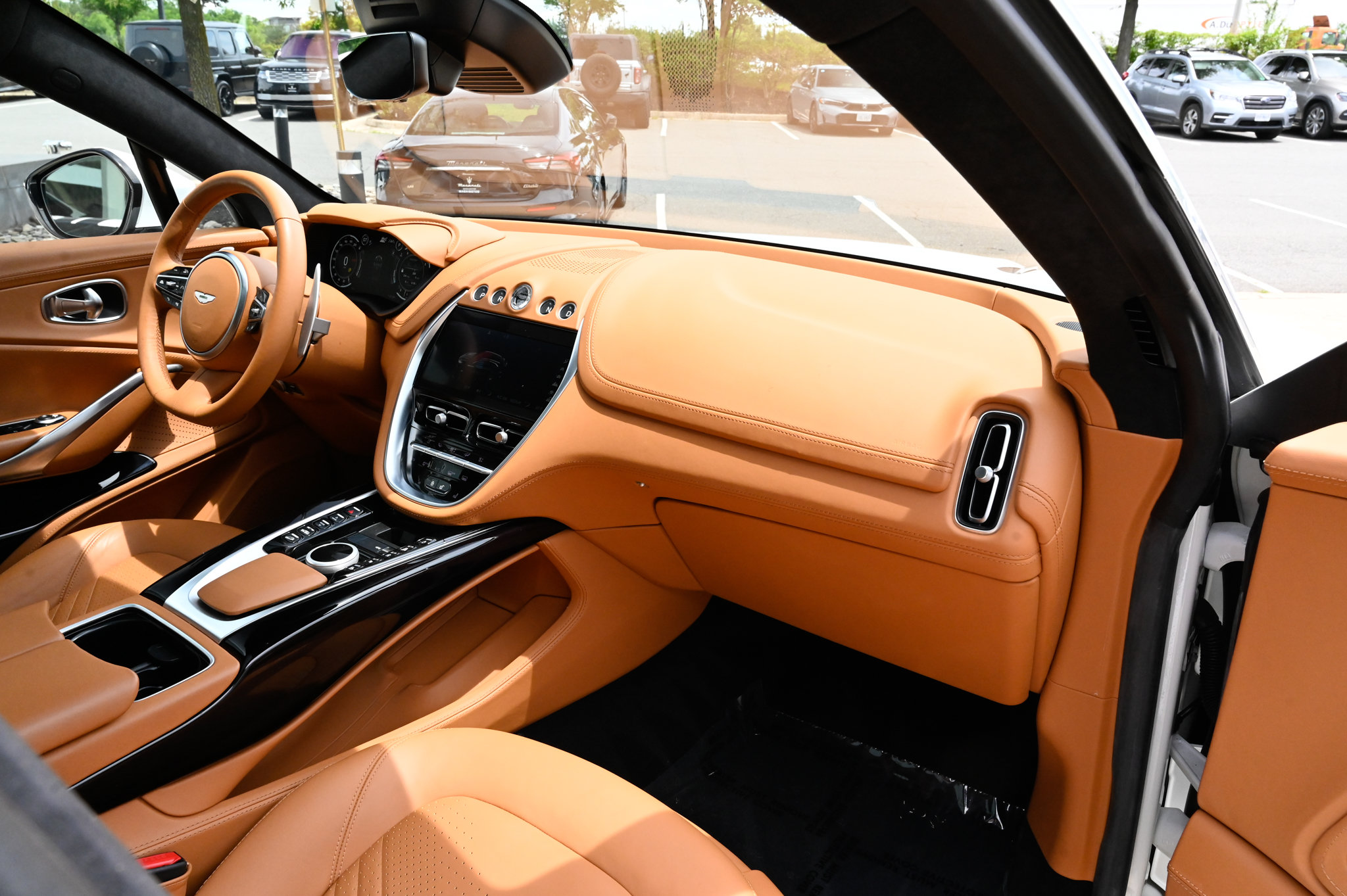 Used 2024 Aston Martin DBX AWD/4WD image 53