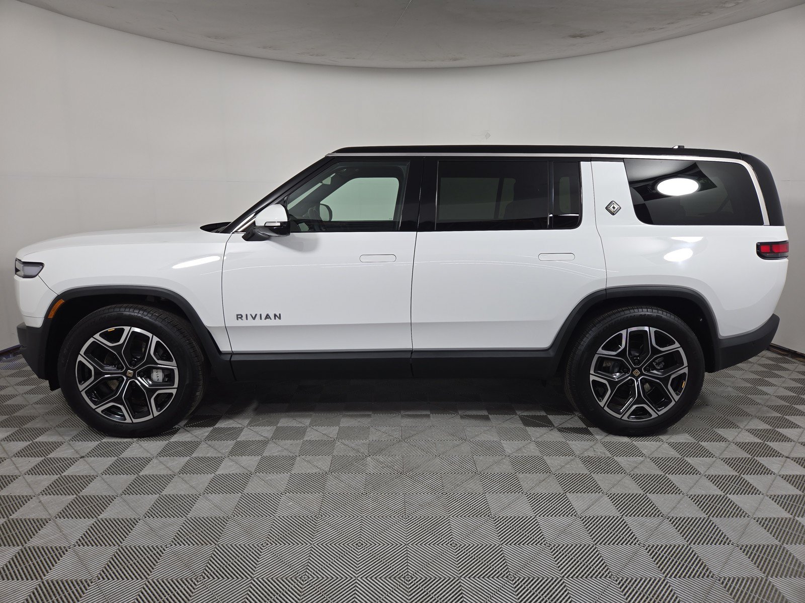 Used 2025 Rivian R1S Adventure AWD/4WD image 2
