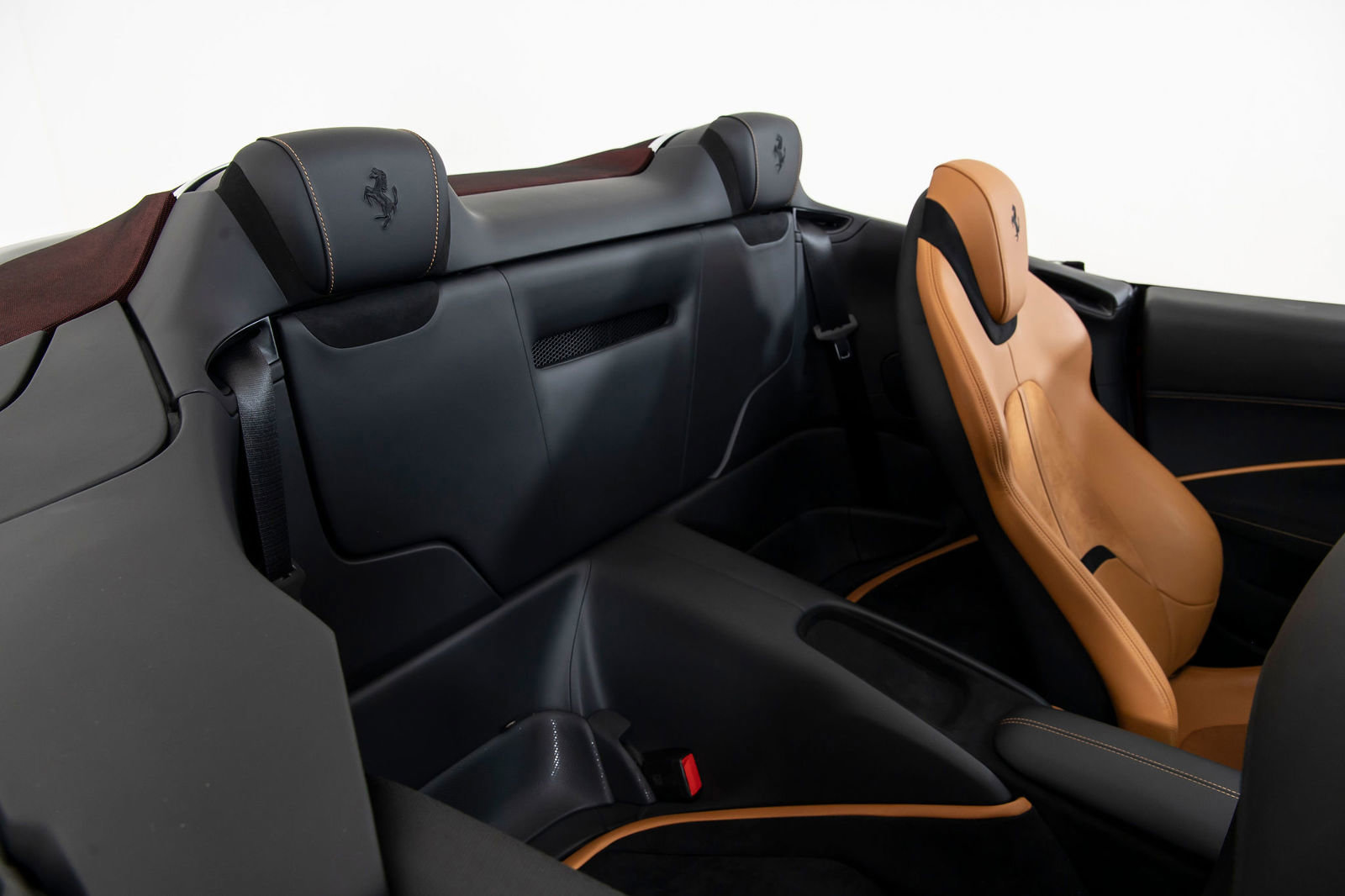 Certified 2025 Ferrari Roma Spider RWD image 33