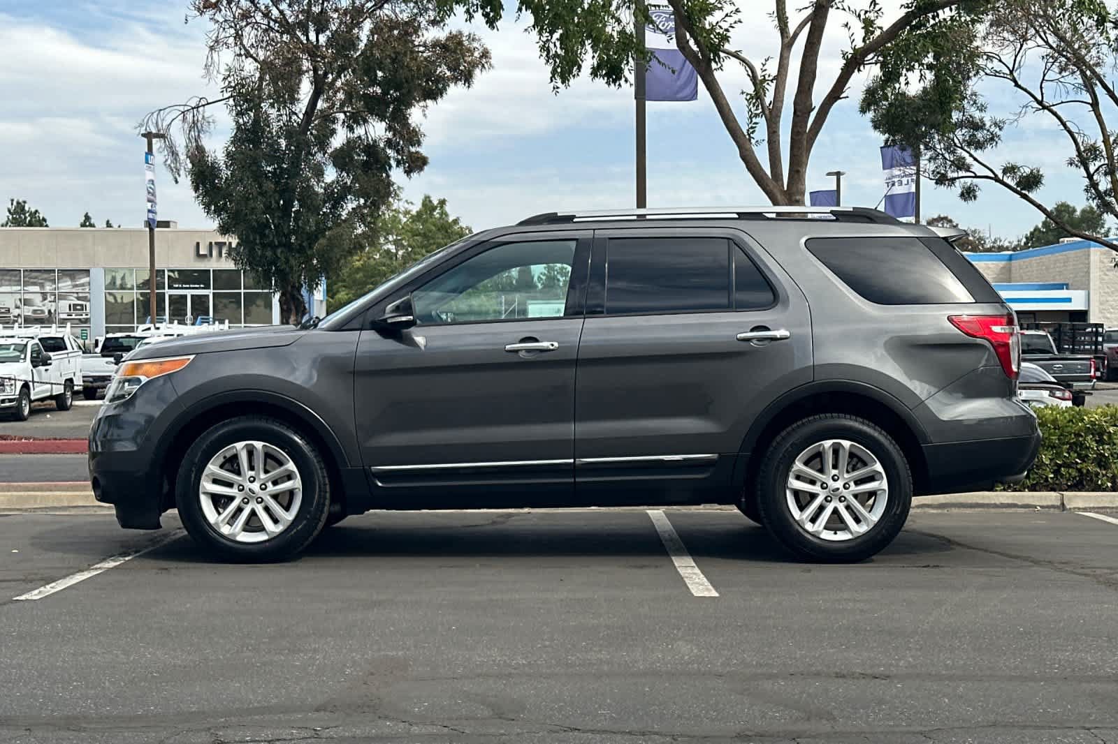Used 2015 Ford Explorer XLT w/ Equipment Group 202B FWD image 5