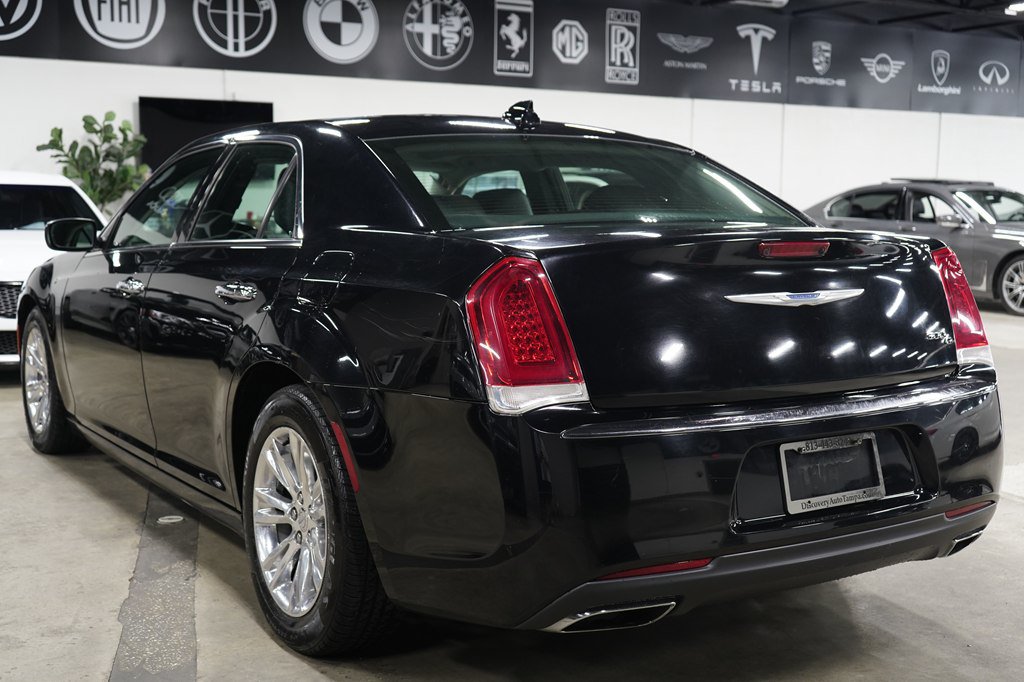 Used 2017 Chrysler 300 C RWD image 3