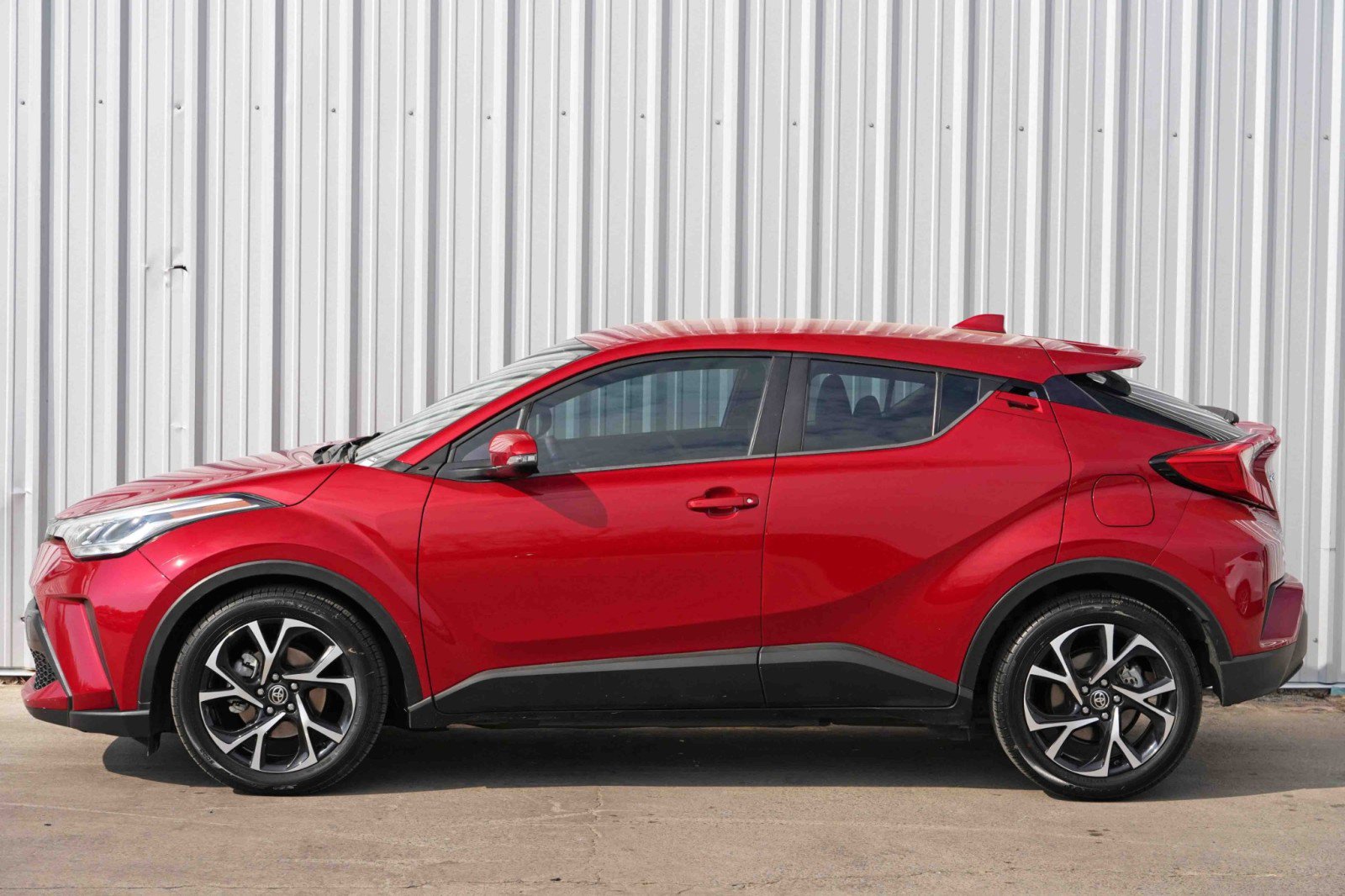 Used 2020 Toyota C-HR XLE image 43