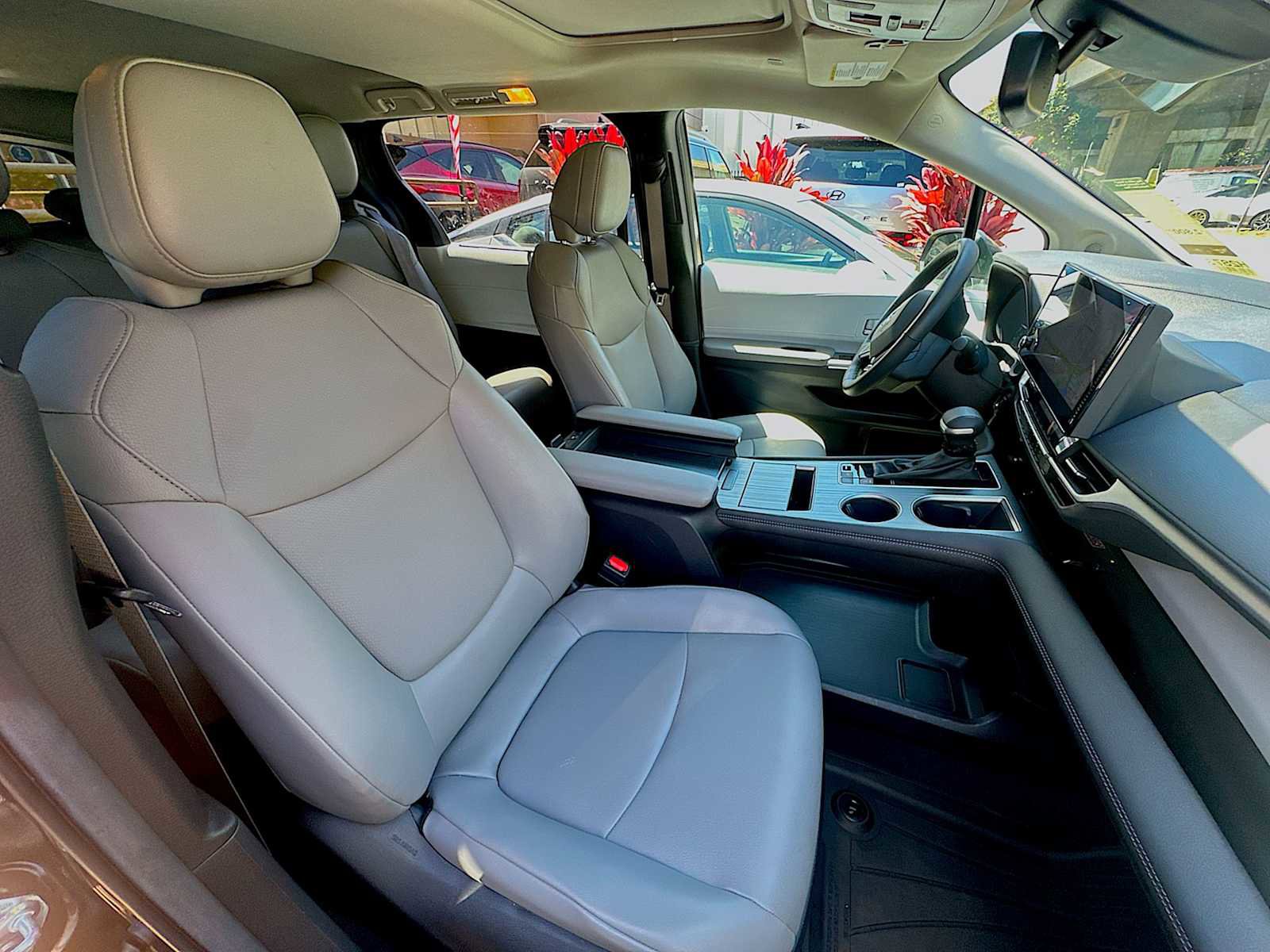 Used 2025 Toyota Sienna XLE w/ XLE Plus Package image 18