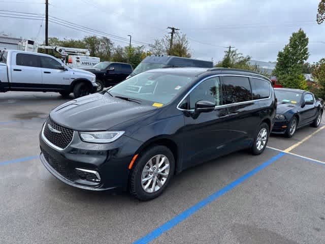 Used 2022 Chrysler Pacifica Touring-L w/ Uconnect Theater Family Group AWD/4WD image 2