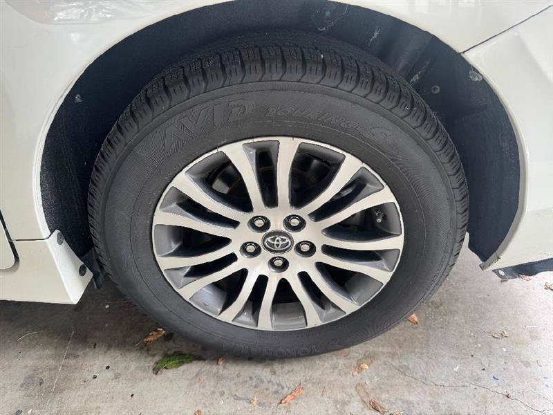 Used 2018 Toyota Sienna XLE Premium FWD image 14