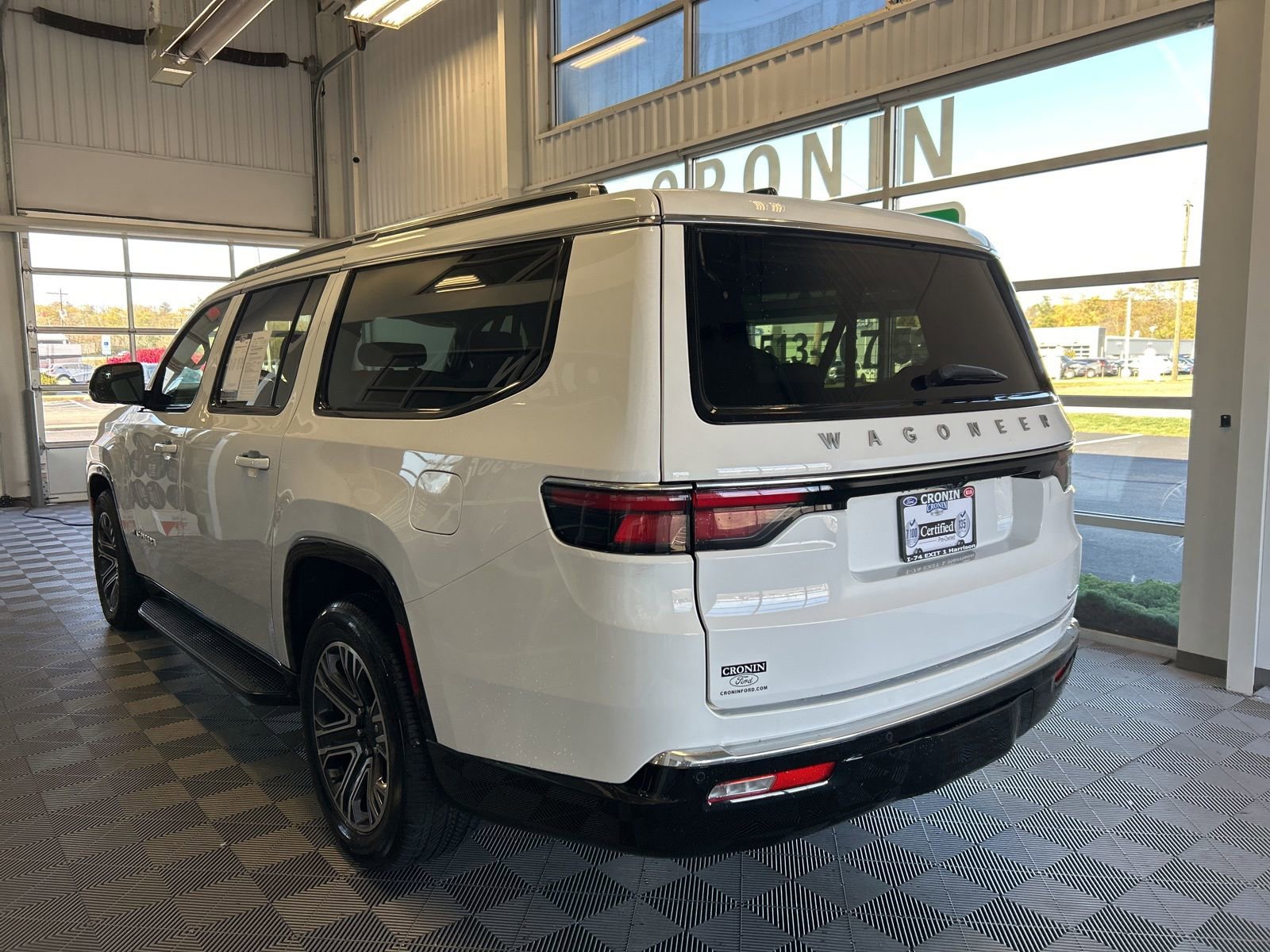 Used 2024 Jeep Wagoneer L Series II w/ Flexible Seating Group image 4