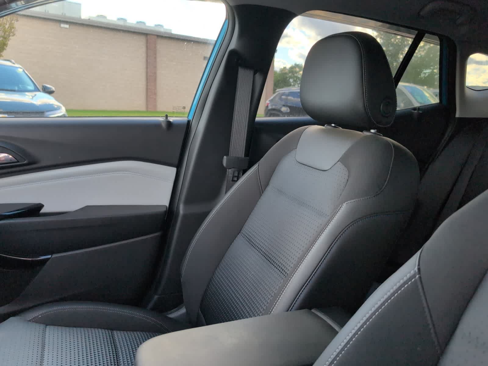 Used 2025 Chevrolet Trax LT w/ LT Convenience Package FWD image 29