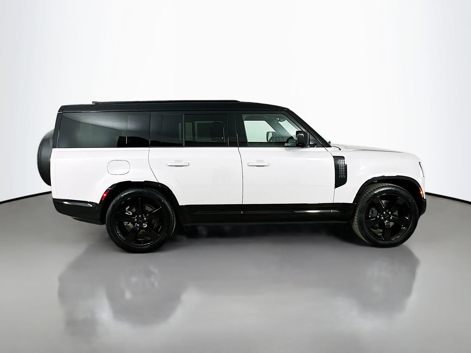 New 2026 Land Rover Defender 130 X-Dynamic SE AWD/4WD image 4