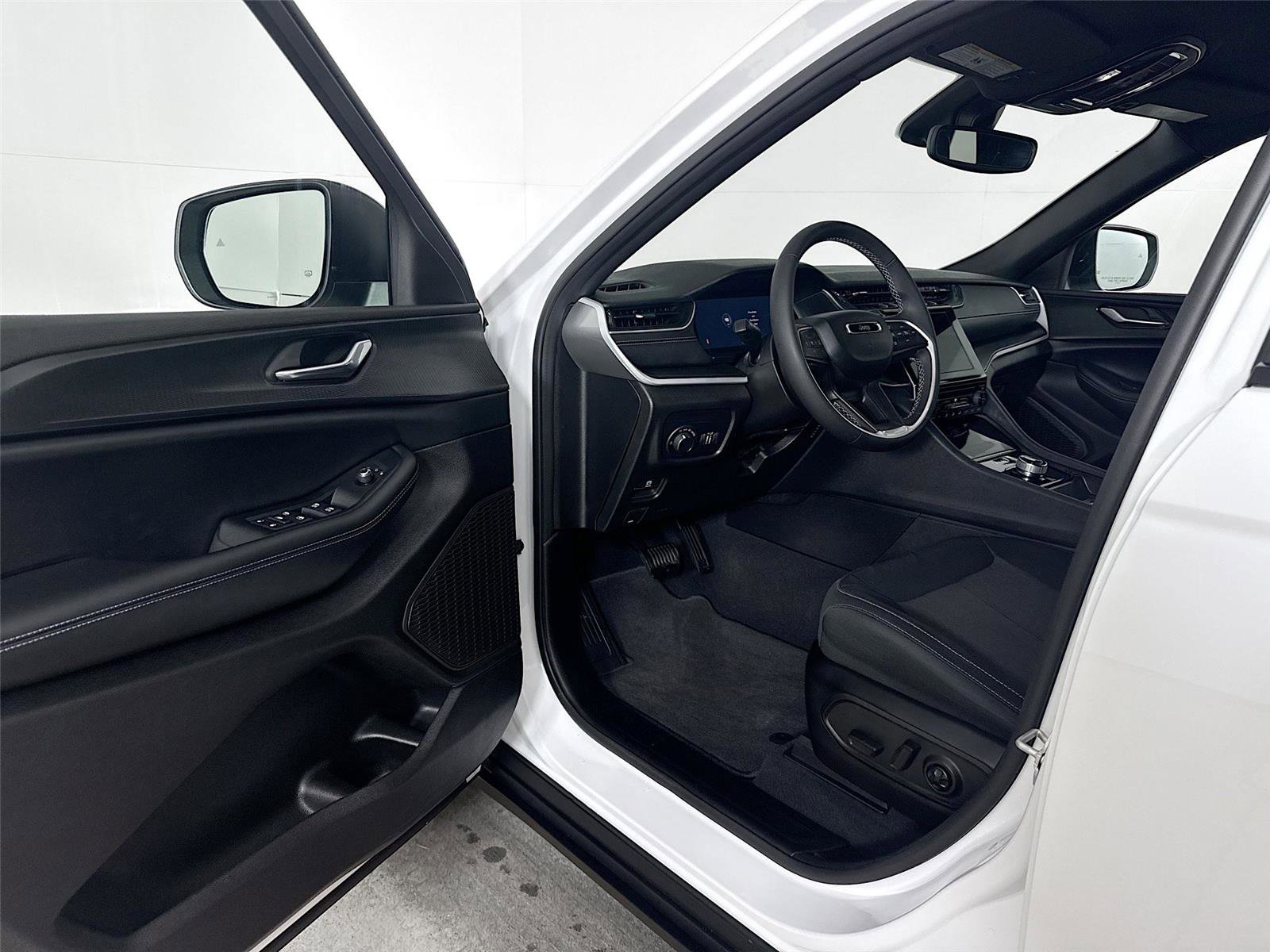 Used 2024 Jeep Grand Cherokee Laredo w/ Trailer Tow Package image 3