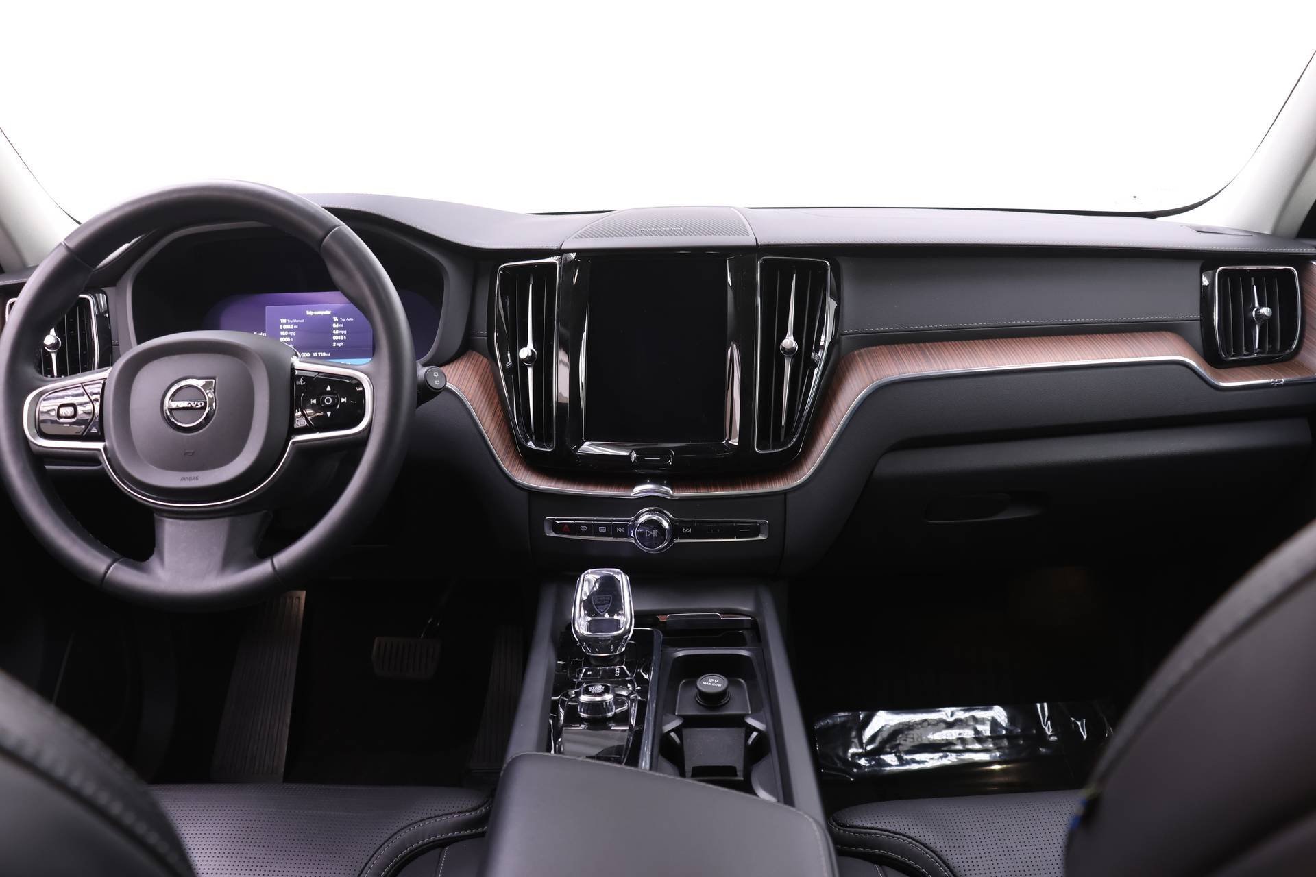 Certified 2024 Volvo XC60 B5 Ultimate w/ Protection Package Premier image 8