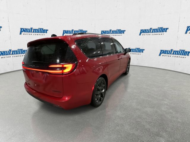 Used 2025 Chrysler Pacifica Limited image 11