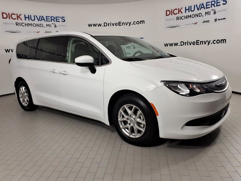 Used 2023 Chrysler Voyager LX FWD image 3