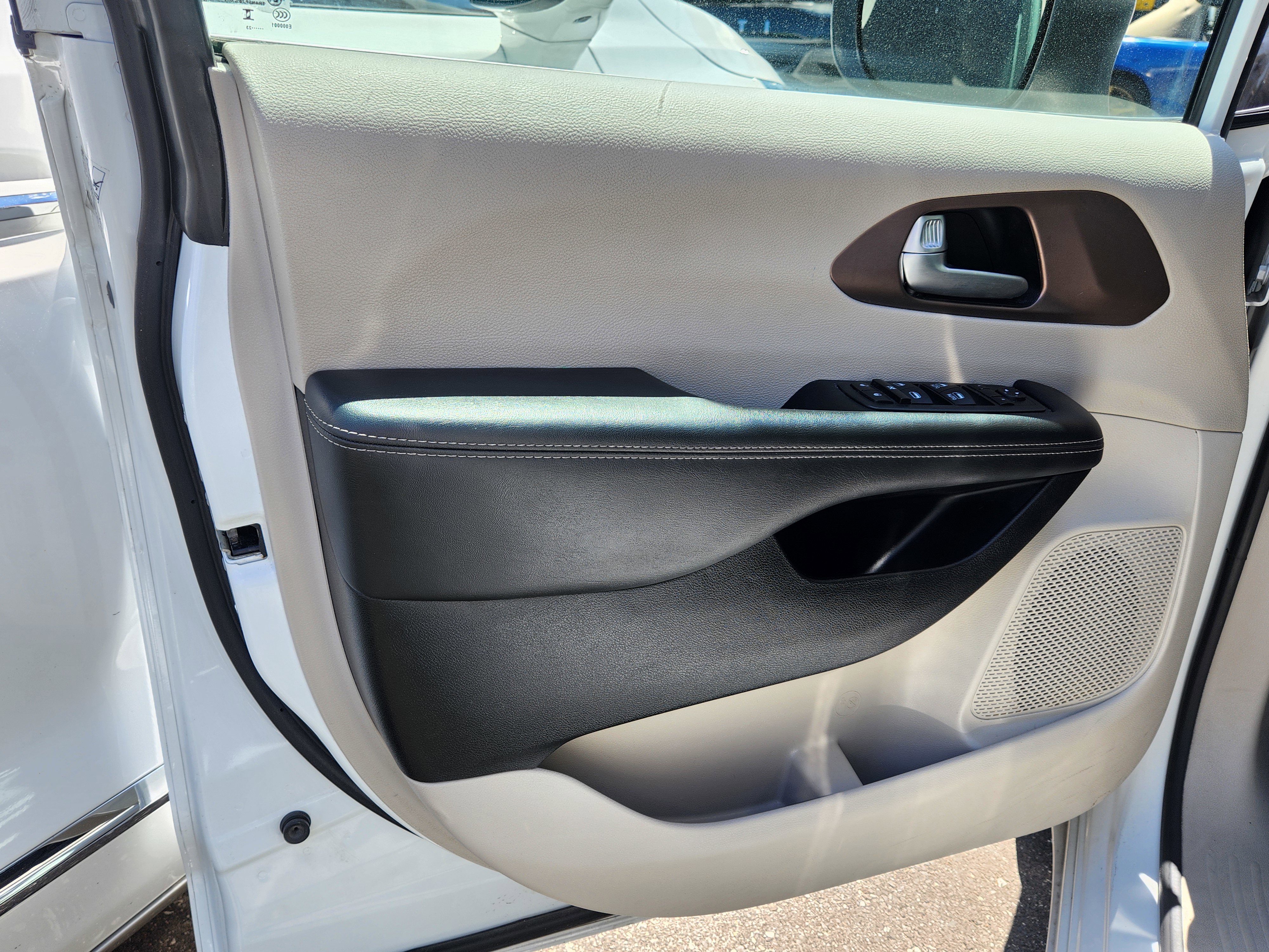 Used 2023 Chrysler Voyager LX FWD image 5