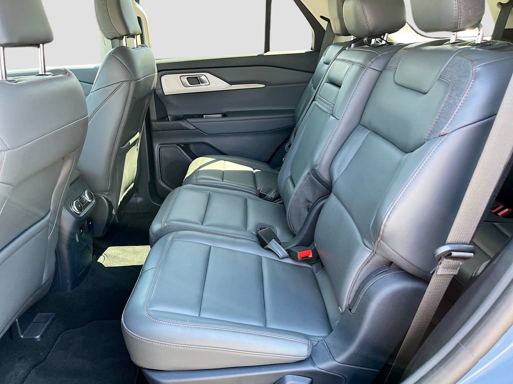 Used 2025 Ford Explorer Active AWD/4WD image 23
