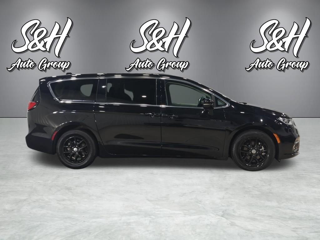 Used 2024 Chrysler Pacifica Touring-L image 18