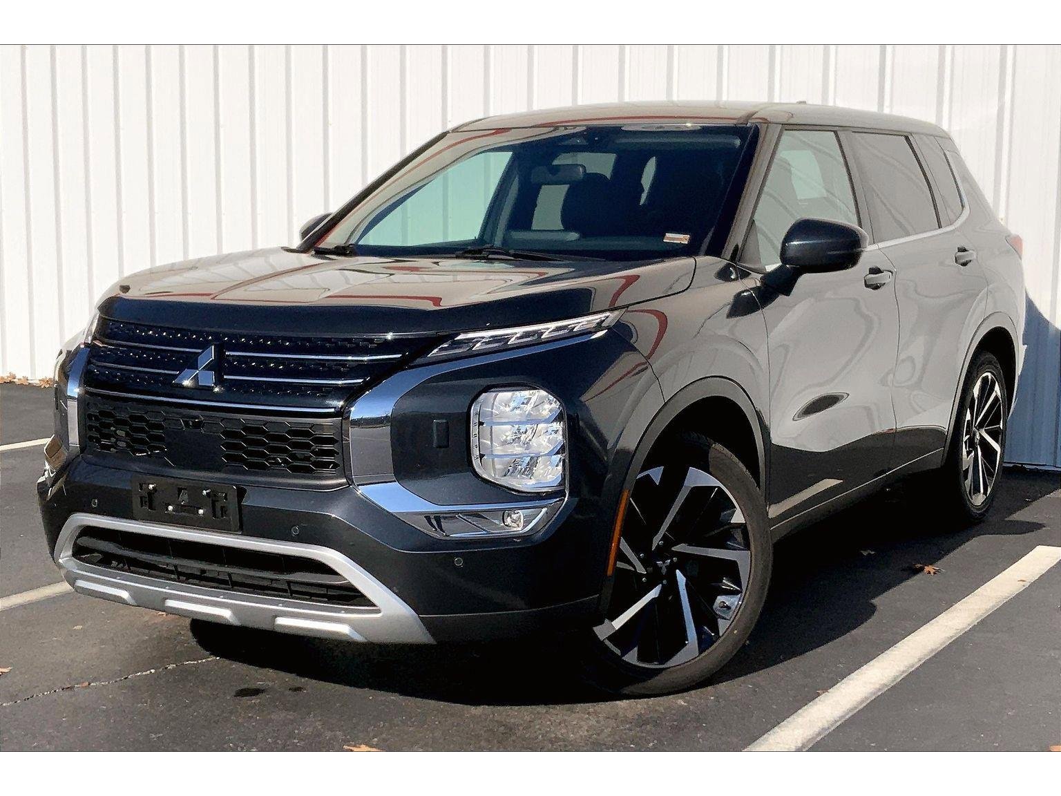 Used 2024 Mitsubishi Outlander SE image 1