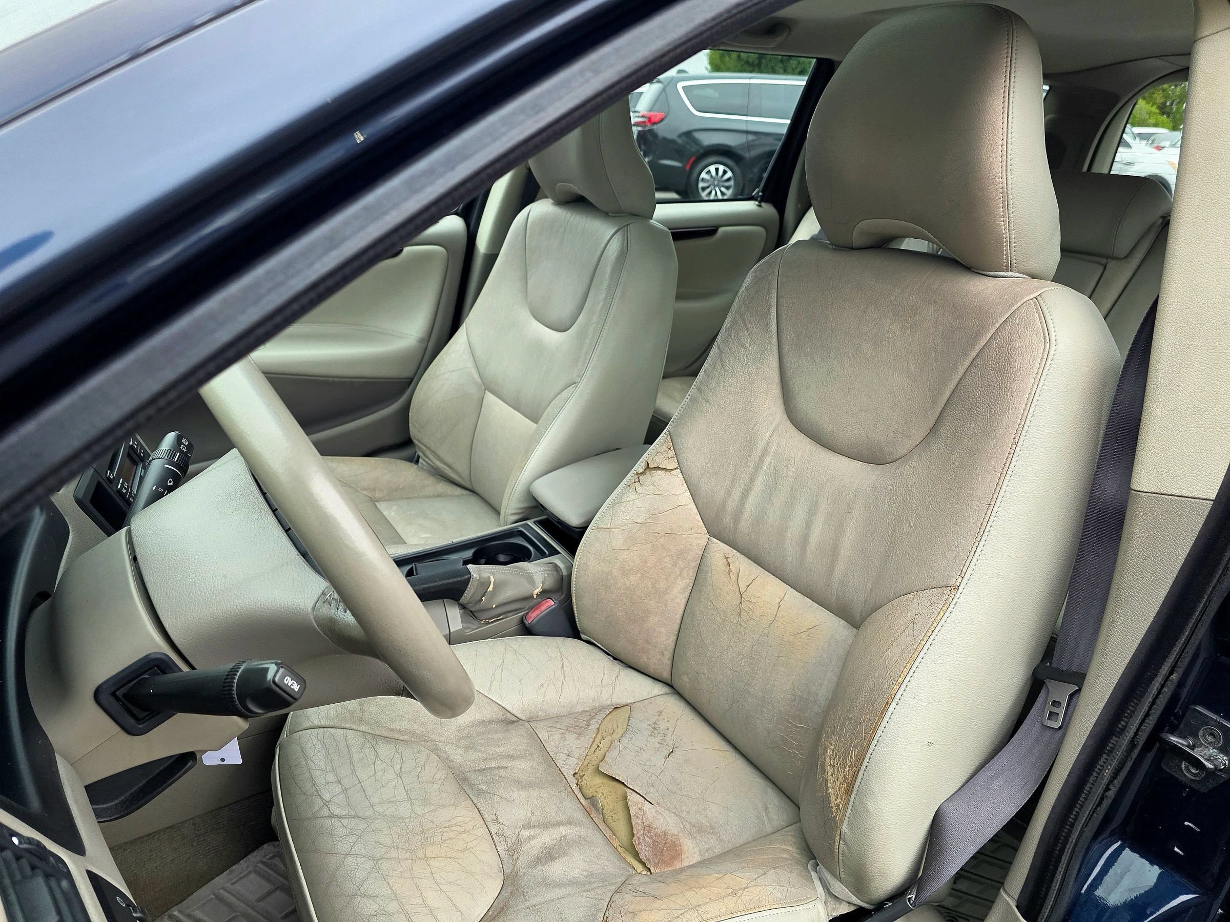Used 2004 Volvo V70 2.5T FWD image 30
