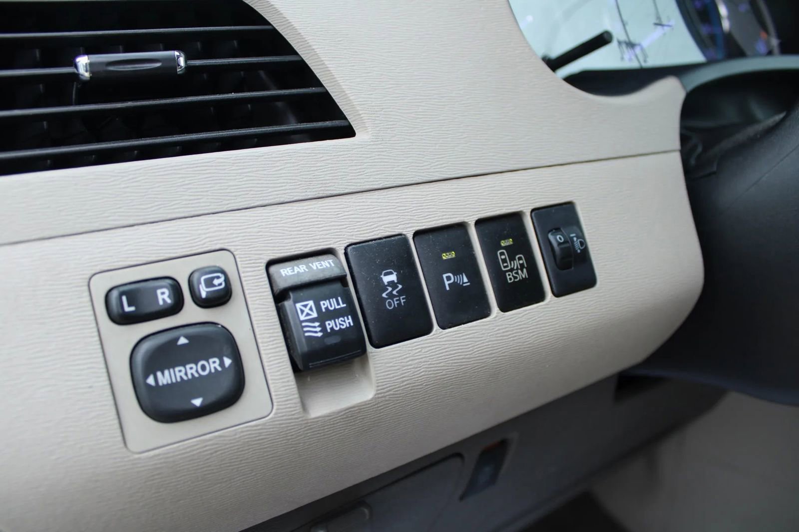 Used 2013 Toyota Sienna Limited w/ Premium Pkg image 25