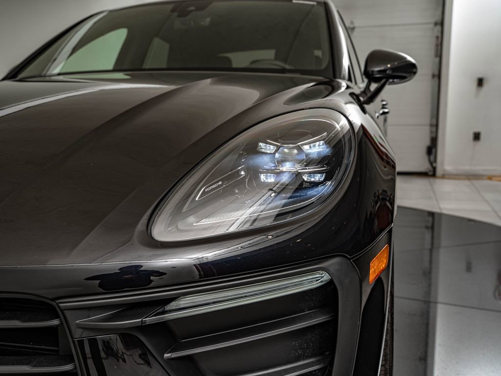 Certified 2025 Porsche Macan AWD/4WD image 16