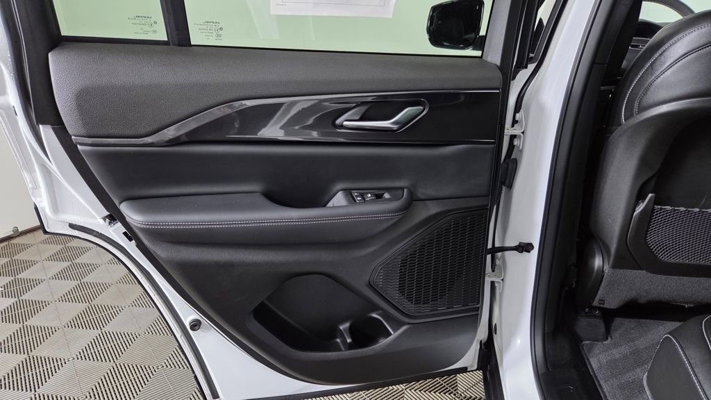 Used 2023 Jeep Grand Cherokee Altitude image 29