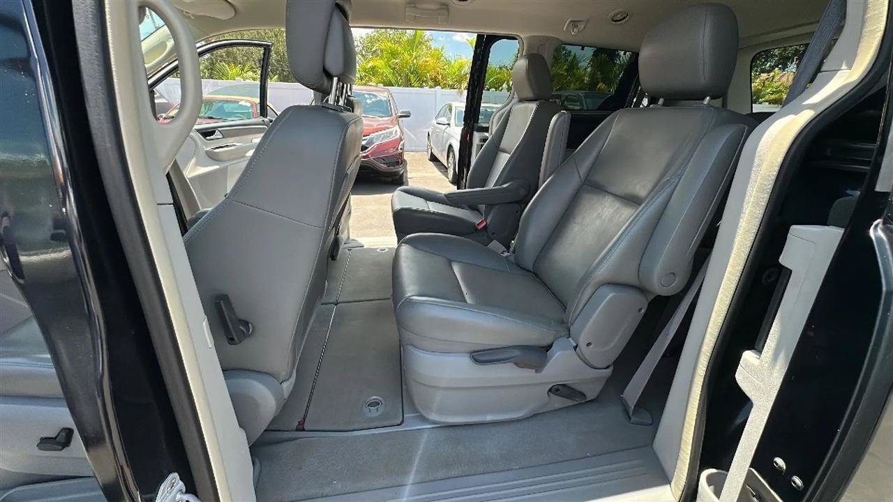 Used 2010 Volkswagen Routan SE FWD image 23