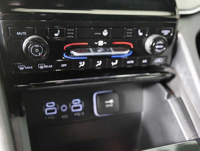 Used 2025 Jeep Grand Cherokee L Limited w/ Black Appearance Package image 19