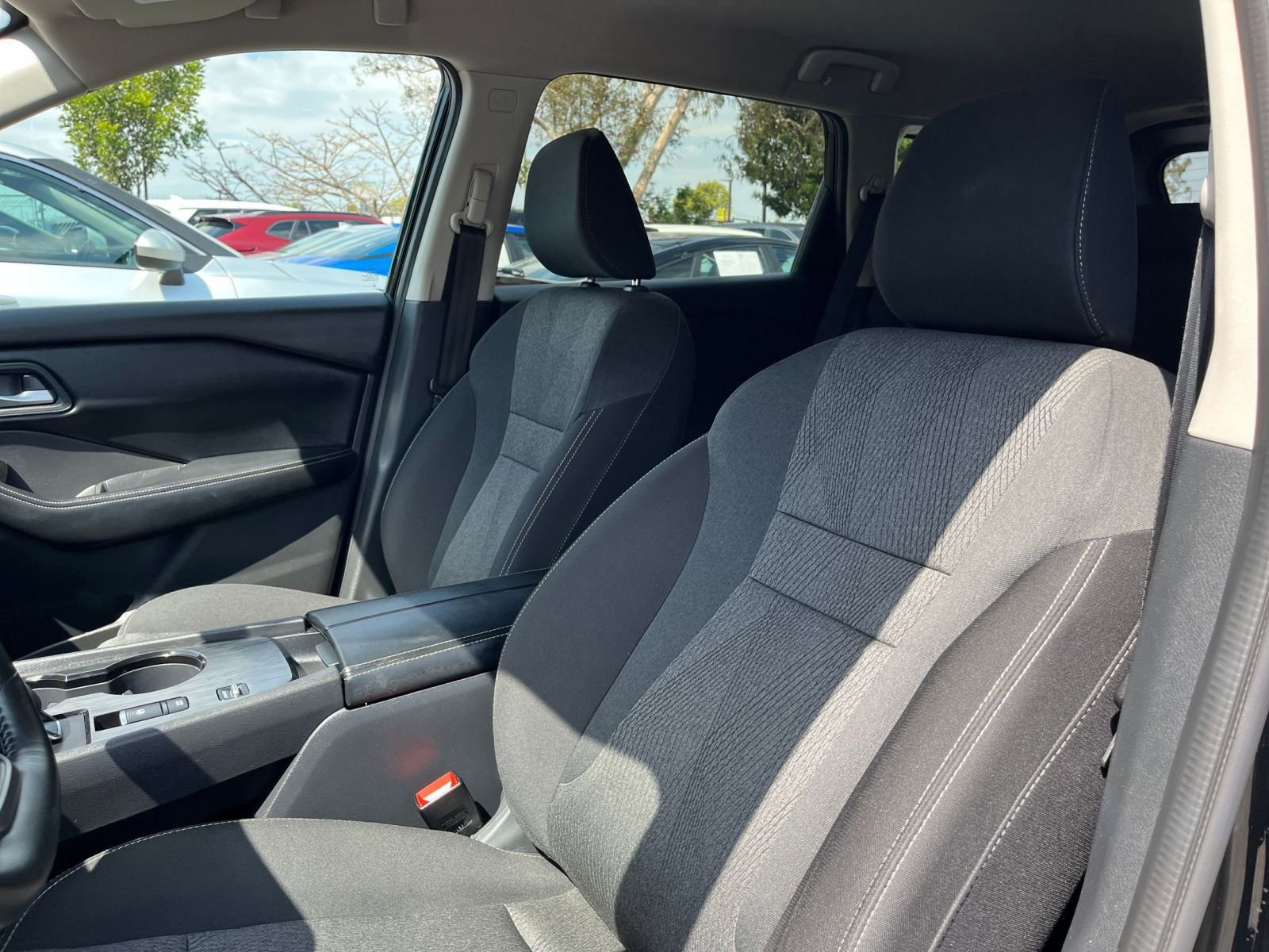 Used 2025 Nissan Rogue SV FWD image 38