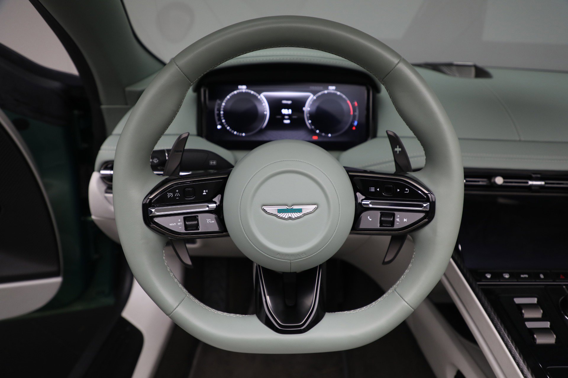 Used 2025 Aston Martin DB12 Convertible RWD image 31