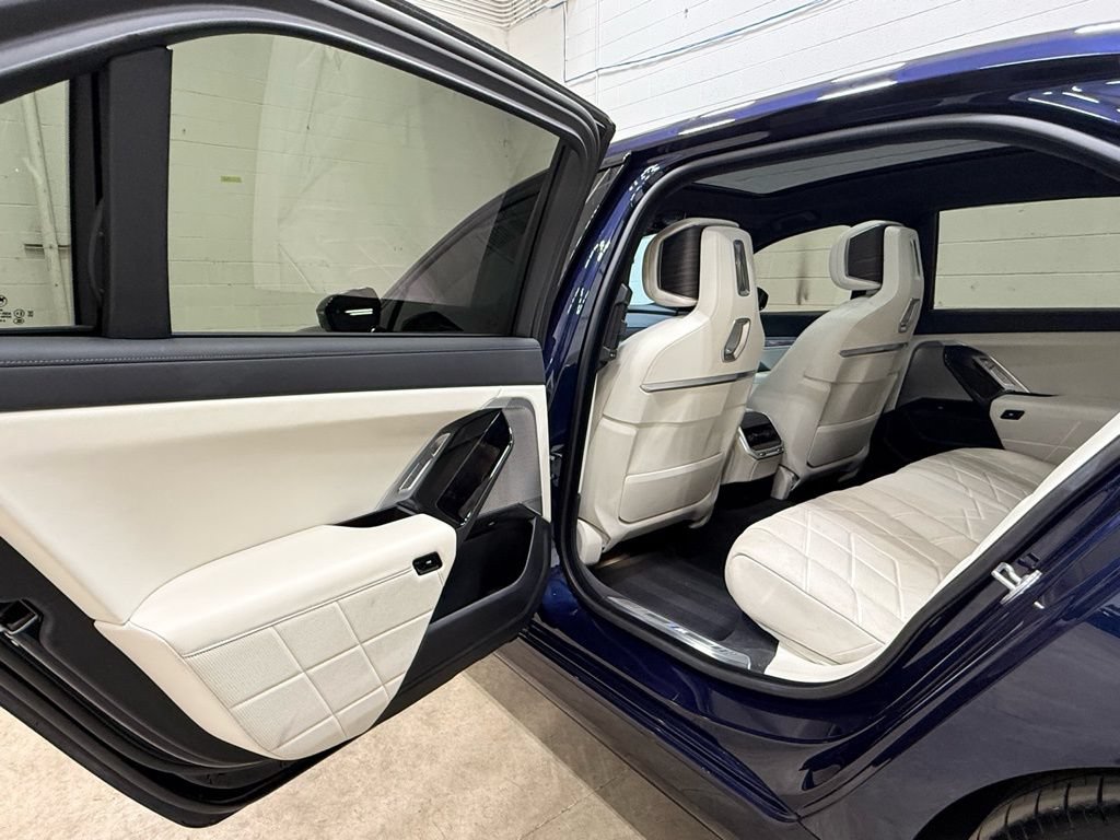 Used 2023 BMW i7 xDrive60 AWD/4WD image 32